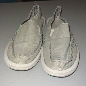 Size 7 women’s Sanuks. In good condition.